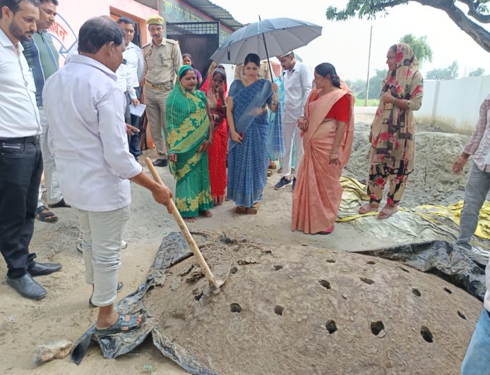 जिलाधिकारी ने वड्डूपुर में एनटीपीसी बॉटम ऐश से निर्मित जैविक खाद का किया निरीक्षण