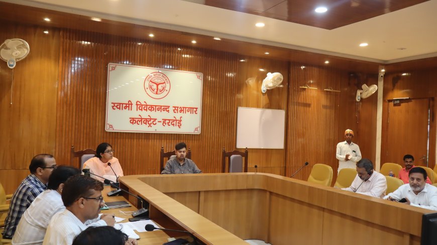 जिलाधिकारी की अध्यक्षता में हुई चकबंदी कार्याें की समीक्षा बैठक