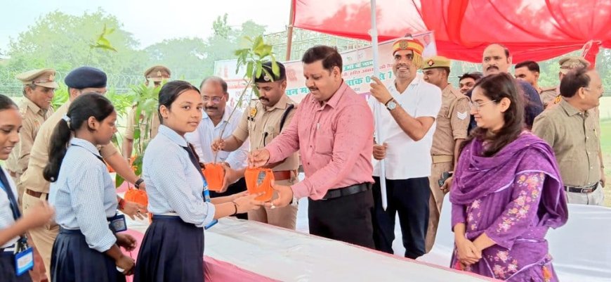 ‘आम बाहर-आपके द्वार’ कार्यक्रम के तहत छात्र-छात्राओं को वितरित किए आम के पौधे