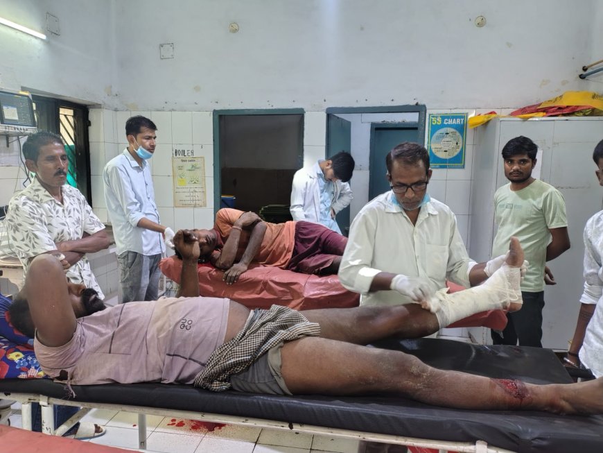 पुरानी छत तोड़ते समय हादसा, मलबे में दबकर दो युवक घायल