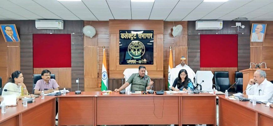 गो आश्रय स्थलों में मूलभूत सुविधाओं को लेकर जिलाधिकारी ने संबंधित अधिकारियों के साथ की बैठक की