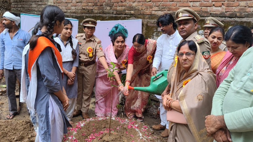 ‘एक पेड़ माँ के नाम’ अभियान के तहत छात्राओं को मिले पौधे, नारी सशक्तिकरण के साथ हुआ वृक्षारोपण