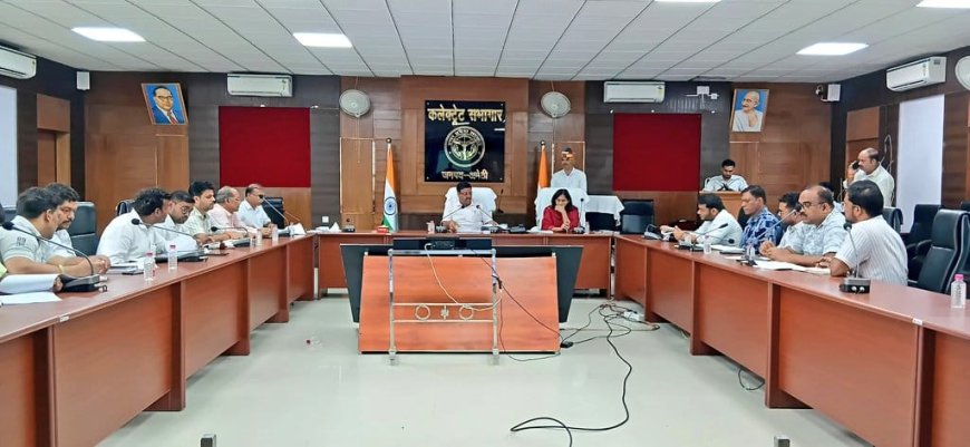 जिलाधिकारी ने की जल जीवन मिशन के अंतर्गत निर्माणाधीन ग्रामीण पाइप पेयजल परियोजना की समीक्षा बैठक