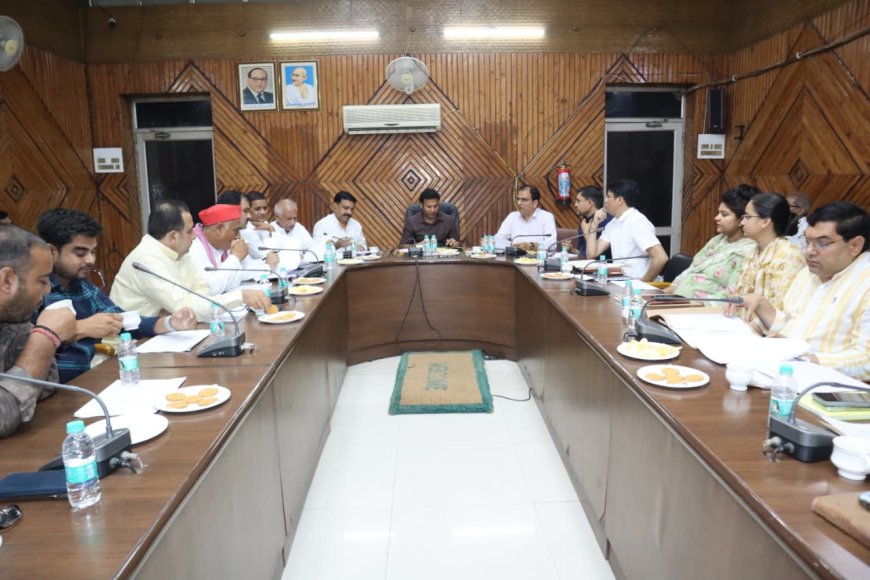 जिला निर्वाचन अधिकारी ने राजनैतिक दलों के प्रतिनिधियों के साथ की कलेक्ट्रेट सभागार में बैठक