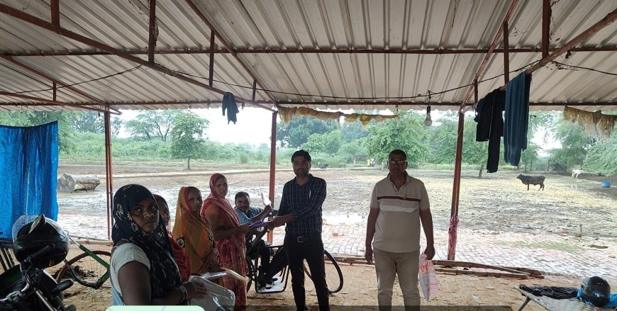 लगातार बारिश के बीच पर्सीपुर गौशाला के केयर टेकरों को बांटे गए रेनकोट