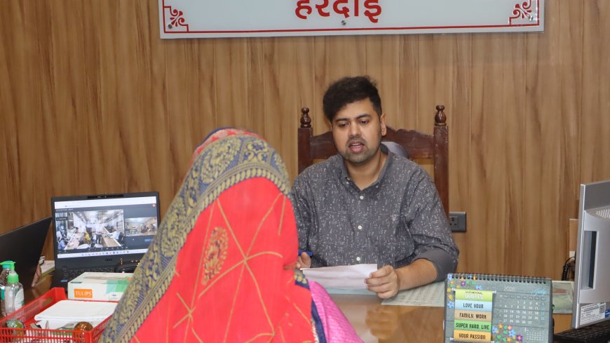 जिलाधिकारी ने जनसुनवाई मे सुनी 75 शिकायतें