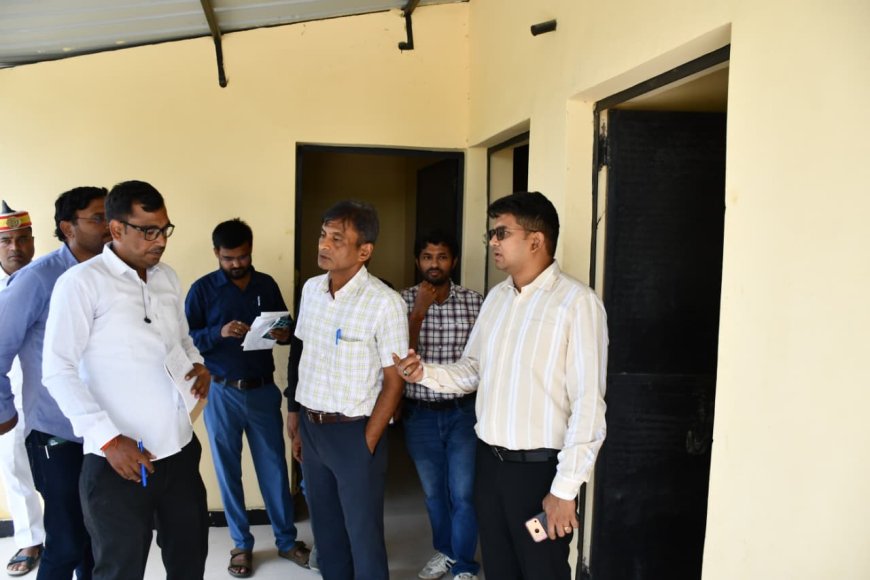 जिलाधिकारी ने बूढ़ी राप्ती नदी के ककरही-गोनहा तटबंध का किया निरीक्षण
