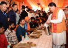 सीएम धामी ने स्वास्थ्य सेवा शिविर का किया शुभारंभ, श्रद्धालुओं को अपने हाथों से परोसा भोजन