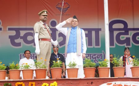 स्वतंत्रता दिवस पर सीएम धामी ने परेड ग्राउंड में किया ध्वजारोहण