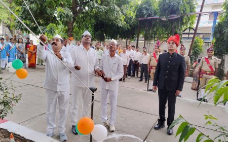 मण्डलायुक्त ने 80वें स्वतन्त्रता दिवस पर सामाजिक समरसता एवं प्रतिष्ठा की मिसाल पेश करते हुए उत्साहवर्धन हेतु चतुर्थ श्रेणी कार्मिकों के हाथों कराया झण्डारोहण