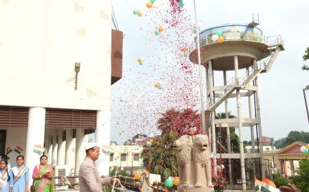 80वें स्वतंत्रता दिवस पर जिलाधिकारी ने कलेक्ट्रेट में किया झण्डारोहण