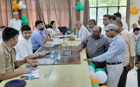 संपूर्ण समाधान दिवस खैर में डीएम ने सुनीं जनसमस्याएं, गुणवत्तापूर्ण निस्तारण के निर्देश