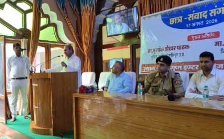 चित्रगुप्त इंटर कॉलेज में जिलाधिकारी एवं पुलिस अधीक्षक ने विद्यार्थियों से किया सीधा संवाद