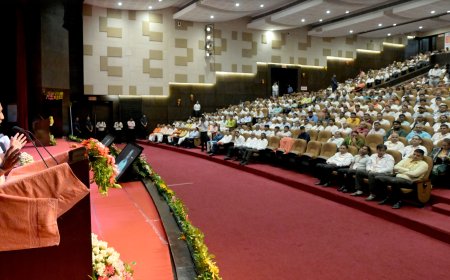 सीएम योगी ने उचित दर विक्रेताओं के लाभांश में वृद्धि (90 रु0 से बढ़ाकर 125 रु0 प्रति कुन्तल) कार्यक्रम को किया सम्बोधित