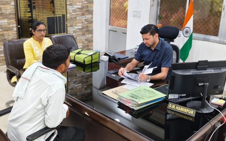 जनता दर्शन में जिलाधिकारी ने सुनीं जनसमस्याएं, अधिकारियों को त्वरित एवं स्थायी समाधान के निर्देश