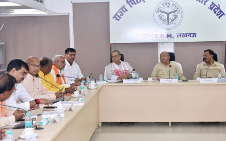 अध्यक्ष राजेश वर्मा की अध्यक्षता में आयोजित हुई उ0प्र0 राज्य पिछड़ा वर्ग आयोग की बैठक