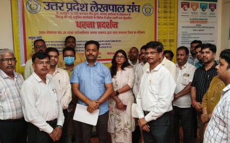 अयोध्या में लेखपाल के फर्जी ट्रैप के विरोध में यूपी के 75 जिलों में लेखपालों की कलमबंद हड़ताल
