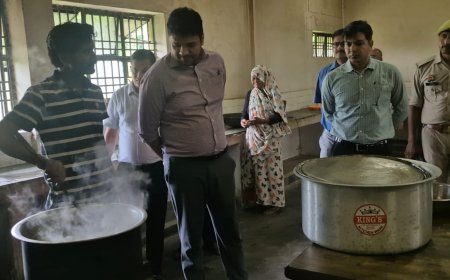 डीएम ने चिकित्सालयों से लेकर विद्यालयों तक भोजन की गुणवत्ता सुनिश्चित करने के दिए निर्देश