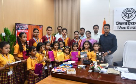 जिलाधिकारी को छात्राओं ने बांधी राखी
