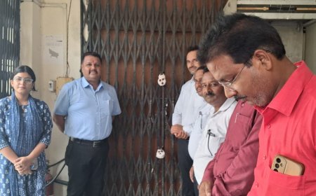 जिलाधिकारी द्वारा तहसील गौरीगंज परिसर में स्थित ई0वी0एम0/वी0वी0 पैट वेयर हाउस (स्ट्रांग रूम) की वाह्य सुरक्षा व्यवस्था का किया गया निरीक्षण