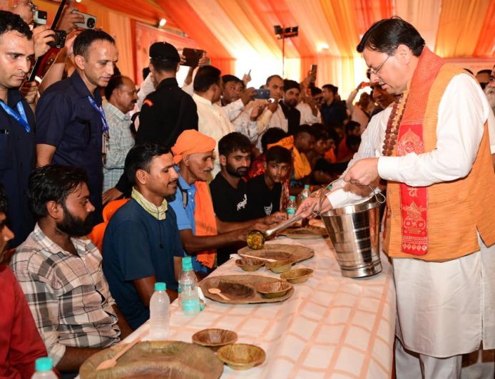 सीएम धामी ने स्वास्थ्य सेवा शिविर का किया शुभारंभ, श्रद्धालुओं को अपने हाथों से परोसा भोजन
