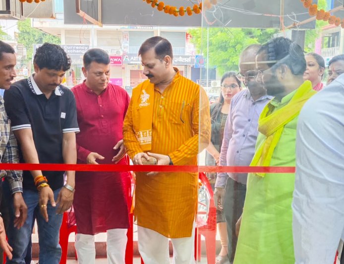 मोरल इंडस्ट्रीज लिमिटेड ने गोमतीनगर में खोला गारमेंट्स ब्रांड मूरक्समोरो का शोरूम