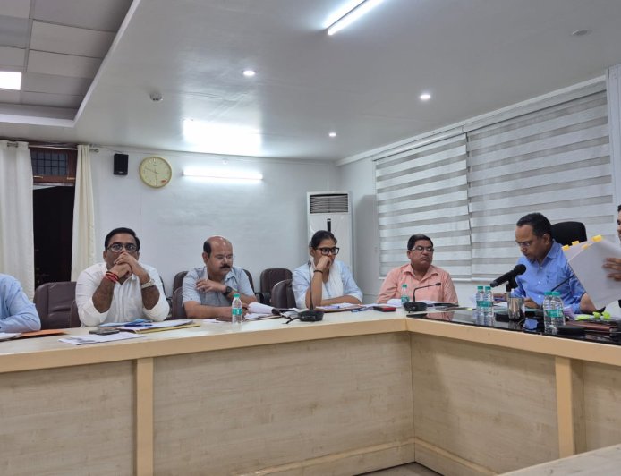 राजस्व वसूली में लापरवाही पर डीएम सख्त, बड़े बकाएदारों पर कुर्की और वसूली में तेजी लाने के निर्देश