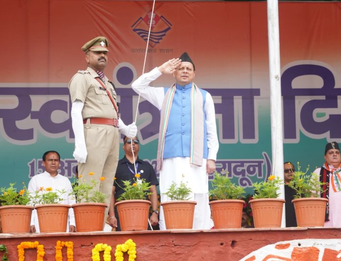 स्वतंत्रता दिवस पर सीएम धामी ने परेड ग्राउंड में किया ध्वजारोहण