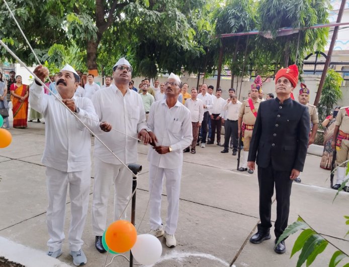 मण्डलायुक्त ने 80वें स्वतन्त्रता दिवस पर सामाजिक समरसता एवं प्रतिष्ठा की मिसाल पेश करते हुए उत्साहवर्धन हेतु चतुर्थ श्रेणी कार्मिकों के हाथों कराया झण्डारोहण