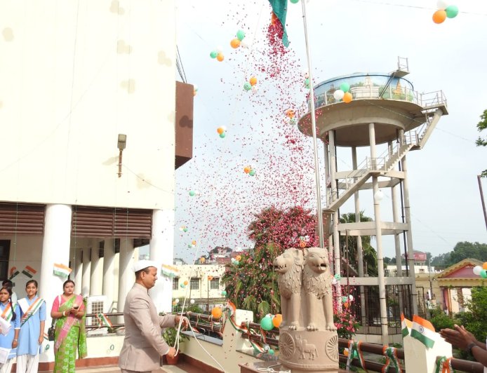 80वें स्वतंत्रता दिवस पर जिलाधिकारी ने कलेक्ट्रेट में किया झण्डारोहण