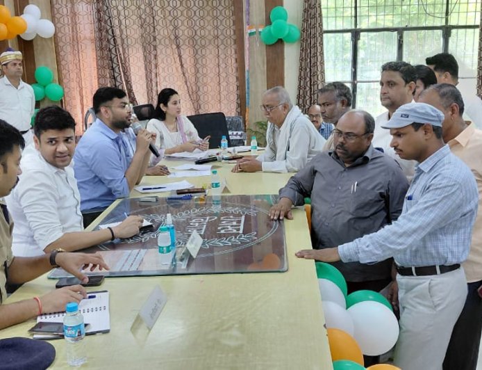 संपूर्ण समाधान दिवस खैर में डीएम ने सुनीं जनसमस्याएं, गुणवत्तापूर्ण निस्तारण के निर्देश