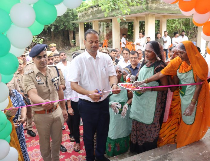 लालगंज तहसील परिसर में नवनिर्मित नारी शक्ति प्रेरणा कैंटीन का डीएम एवं एसएसपी ने किया शुभारम्भ