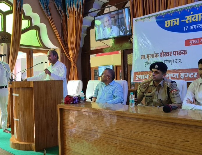 चित्रगुप्त इंटर कॉलेज में जिलाधिकारी एवं पुलिस अधीक्षक ने विद्यार्थियों से किया सीधा संवाद