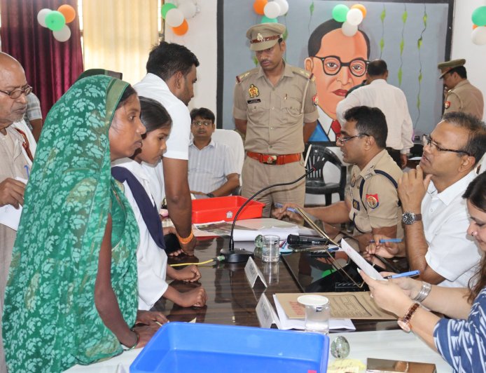 जिलाधिकारी व वरिष्ठ पुलिस अधीक्षक की संयुक्त अध्यक्षता में तहसील लालगंज में सम्पन्न हुआ सम्पूर्ण समाधान दिवस