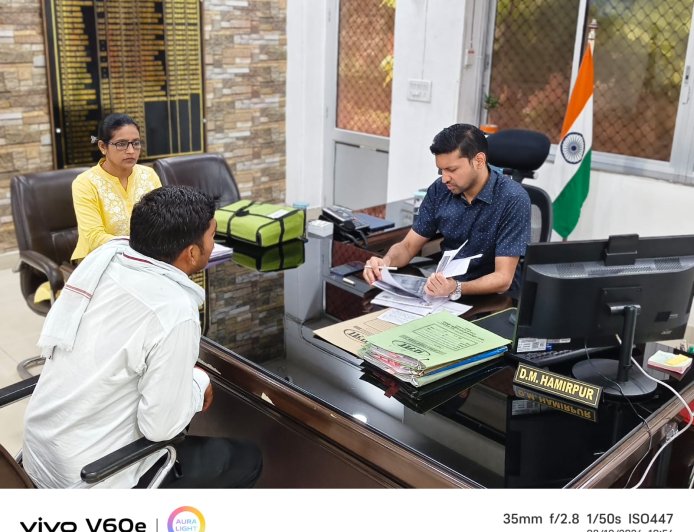 जनता दर्शन में जिलाधिकारी ने सुनीं जनसमस्याएं, अधिकारियों को त्वरित एवं स्थायी समाधान के निर्देश