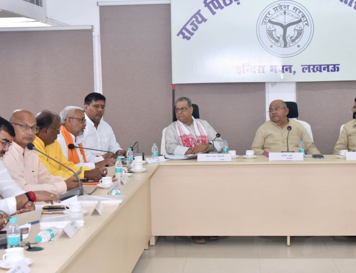 अध्यक्ष राजेश वर्मा की अध्यक्षता में आयोजित हुई उ0प्र0 राज्य पिछड़ा वर्ग आयोग की बैठक