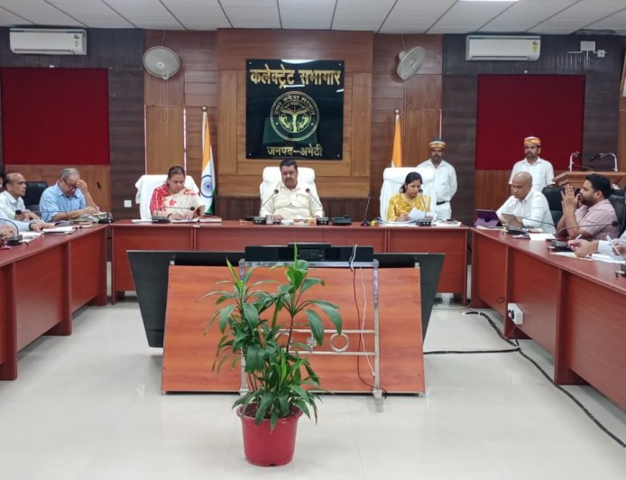 जिलाधिकारी ने की कर-करेत्तर, राजस्व वसूली एवं राजस्व कार्यों की समीक्षा