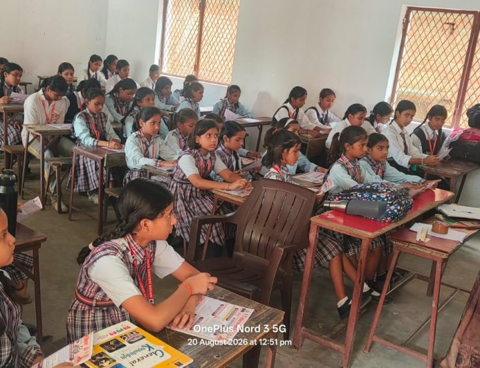 छात्र-छात्राओं को शासकीय योजनाओं, बाल अधिकारों एवं सुरक्षा के प्रति किया गया जागरूक