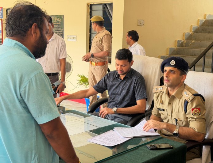थाना समाधान दिवस में जिलाधिकारी एवं पुलिस अधीक्षक ने सुनीं जनसमस्याएं