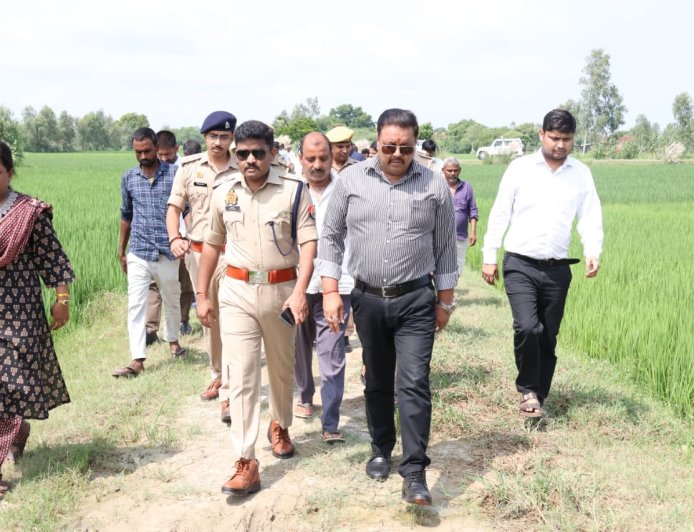 तहसील तिलोई अंतर्गत ग्राम पूरे दूंदी में जलभराव की समस्या का जिलाधिकारी एवं पुलिस अधीक्षक ने किया स्थलीय निरीक्षण