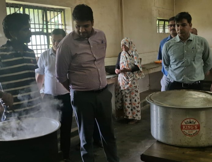 डीएम ने चिकित्सालयों से लेकर विद्यालयों तक भोजन की गुणवत्ता सुनिश्चित करने के दिए निर्देश