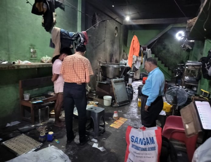 रक्षाबंधन पर खाद्य विभाग की बड़ी कार्रवाई, 40 किलो फफूंदी युक्त खोया कराया नष्ट