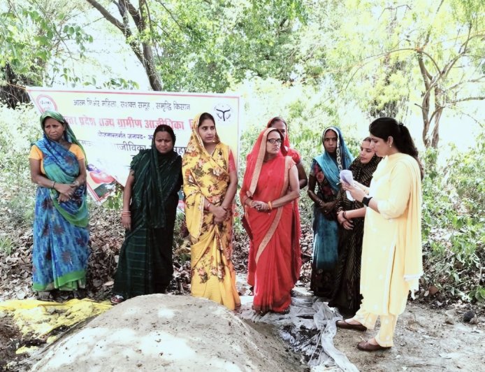 स्वयं सहायता समूह की महिलाओं के हाथों मजबूत हो रही ग्रामीण अर्थव्यवस्था - जिलाधिकारी