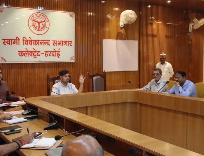जिलाधिकारी की अध्यक्षता में हुई सीएम डैशबोर्ड एवं राजस्व विकास कार्यों की समीक्षा बैठक