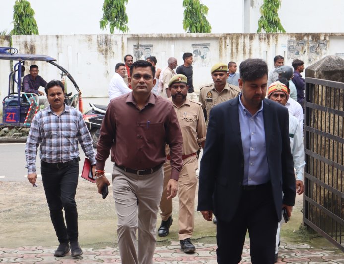 जिलाधिकारी ने वेयरहाउस का किया निरीक्षण