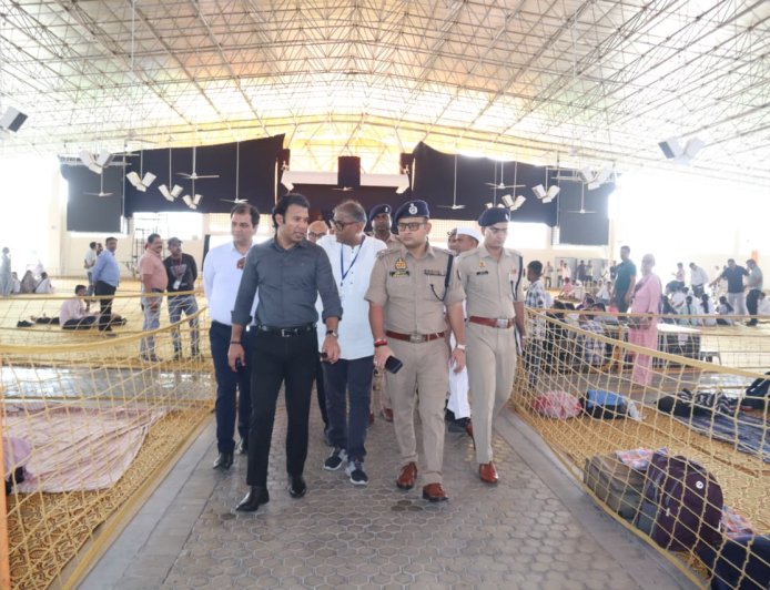 पिलखनी स्थित राधास्वामी सत्संग ब्यास में कार्यक्रम के दृष्टिगत डीएम एवं एसएसपी ने व्यवस्थाओं का लिया जायजा