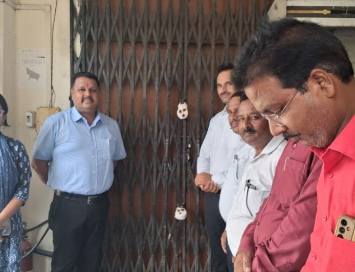 जिलाधिकारी द्वारा तहसील गौरीगंज परिसर में स्थित ई0वी0एम0/वी0वी0 पैट वेयर हाउस (स्ट्रांग रूम) की वाह्य सुरक्षा व्यवस्था का किया गया निरीक्षण