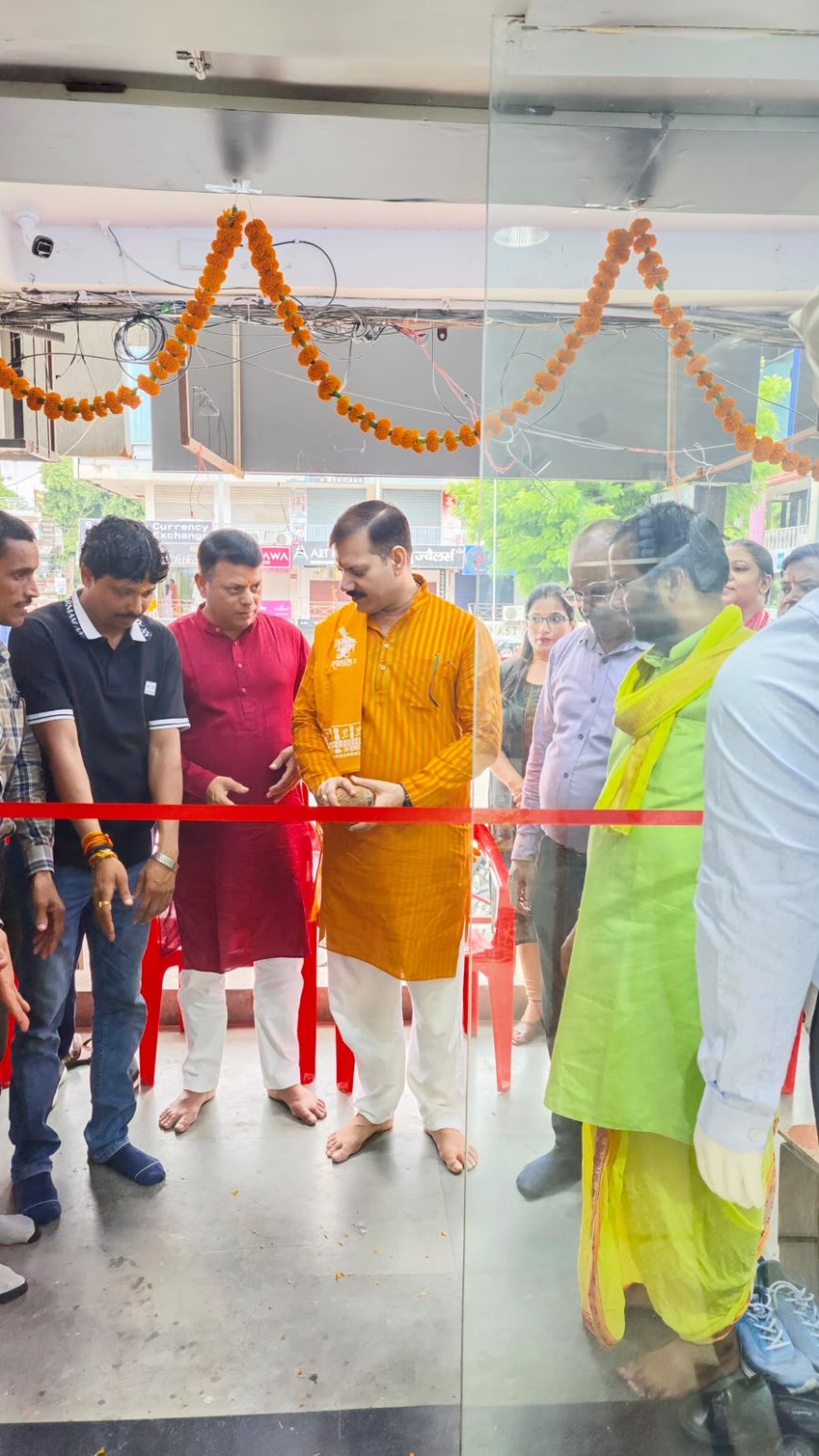 मोरल इंडस्ट्रीज लिमिटेड ने गोमतीनगर में खोला गारमेंट्स ब्रांड मूरक्समोरो का शोरूम