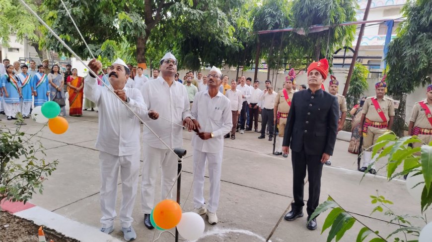 मण्डलायुक्त ने 80वें स्वतन्त्रता दिवस पर सामाजिक समरसता एवं प्रतिष्ठा की मिसाल पेश करते हुए उत्साहवर्धन हेतु चतुर्थ श्रेणी कार्मिकों के हाथों कराया झण्डारोहण