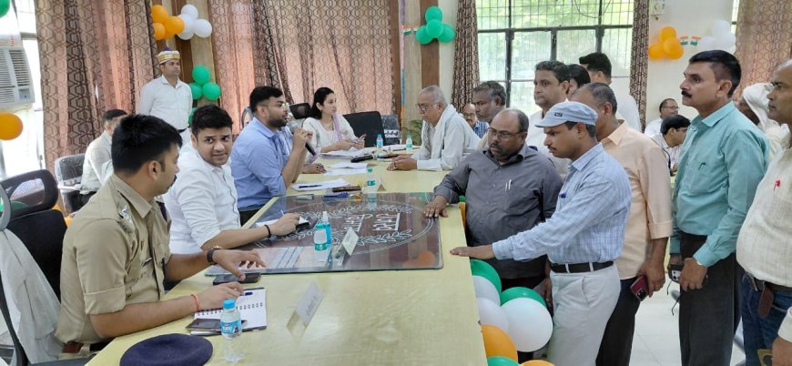 संपूर्ण समाधान दिवस खैर में डीएम ने सुनीं जनसमस्याएं, गुणवत्तापूर्ण निस्तारण के निर्देश